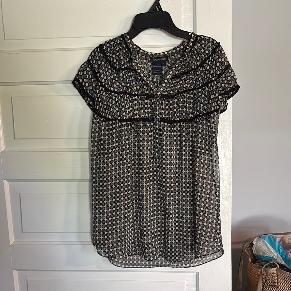 Max Edition Black and White Flutter Sleeve Ruffled Blouse